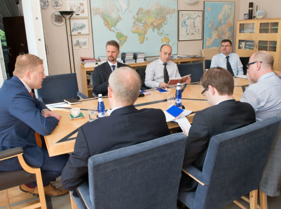 Riigikaitsekomisoni esimees Marko Mihkelson kohtus Balti Kaitsekolledži kõrgema juhtimiskursuse õppuritega, 31. mai 2016